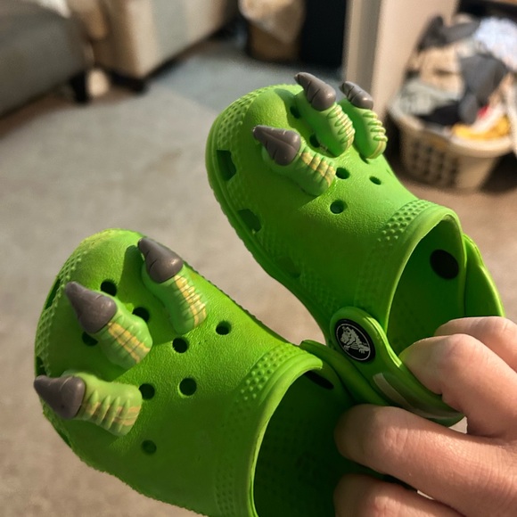 CROCS Kids Green Dino Claw Sandals - Picture 1 of 1